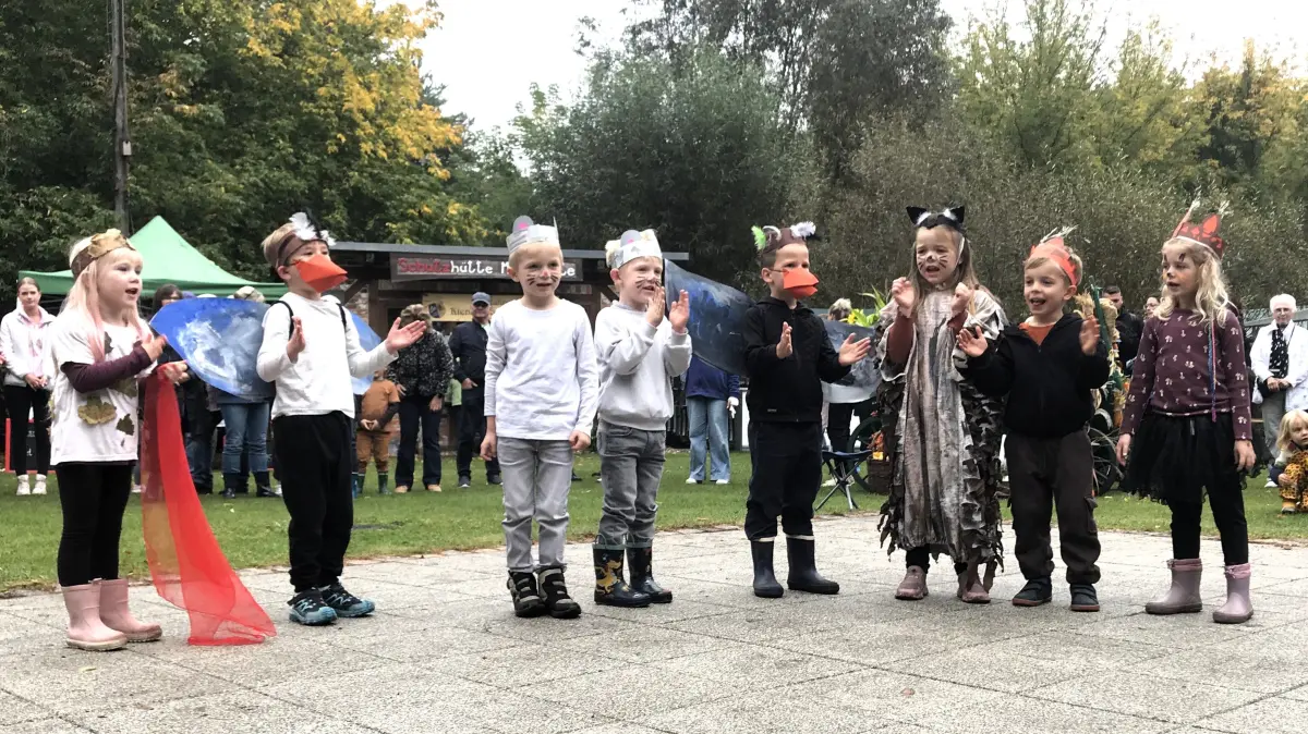 Groß Lindow. 17. Köhlerfest des Kienstubbenvereins am 03.10.2026. Im Bild: Kinder aus der Kita "Lindenspatzen" Groß Lindow führen ein Programm unter dem Titel "Der Herbst ist da" auf. Foto: Frank Groneberg