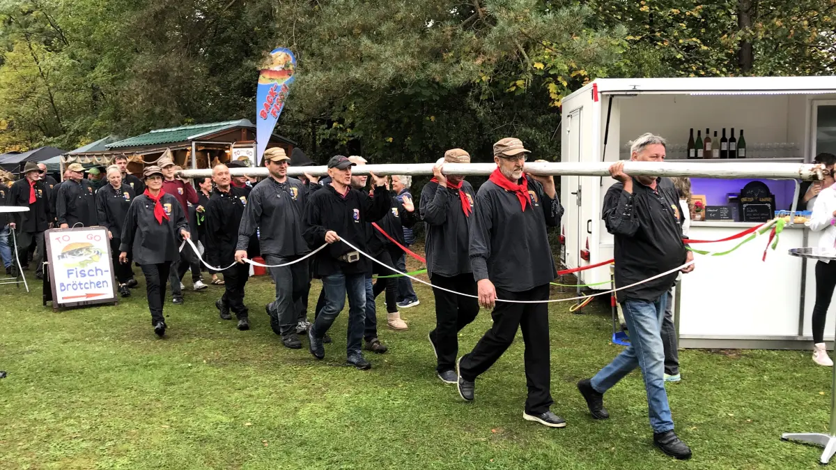 Groß Lindow. 17. Köhlerfest des Kienstubbenvereins am 03.10.2026. Im Bild: Einmarsch der Köhlerliesel mit den Köhlern, den Kienräubern, den Kienmädels und den Kienweibern. Foto: Frank Groneberg