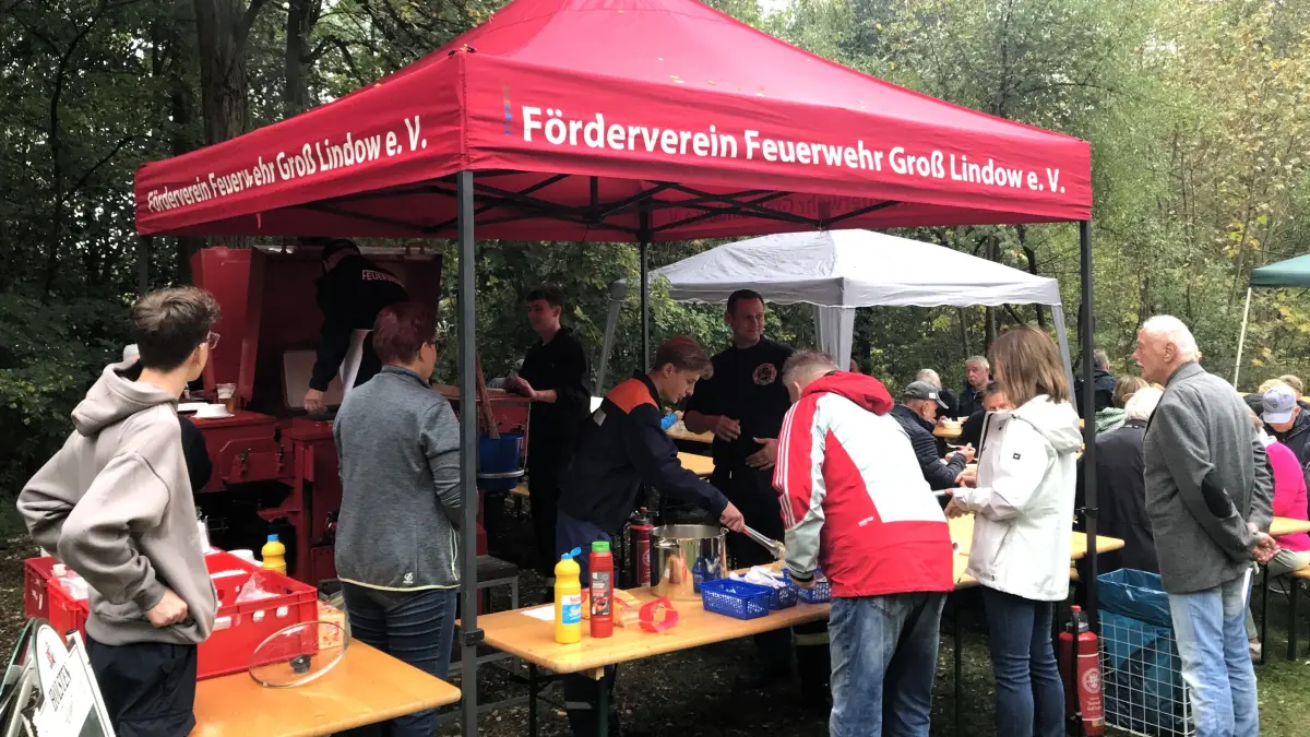 Groß Lindow. 17. Köhlerfest des Kienstubbenvereins am 03.10.2026. Im Bild: Der Förderverein der Feuerwehr Groß Lindow bietet Erbsensuppe aus der Gulaschkanone an. Foto: Frank Groneberg