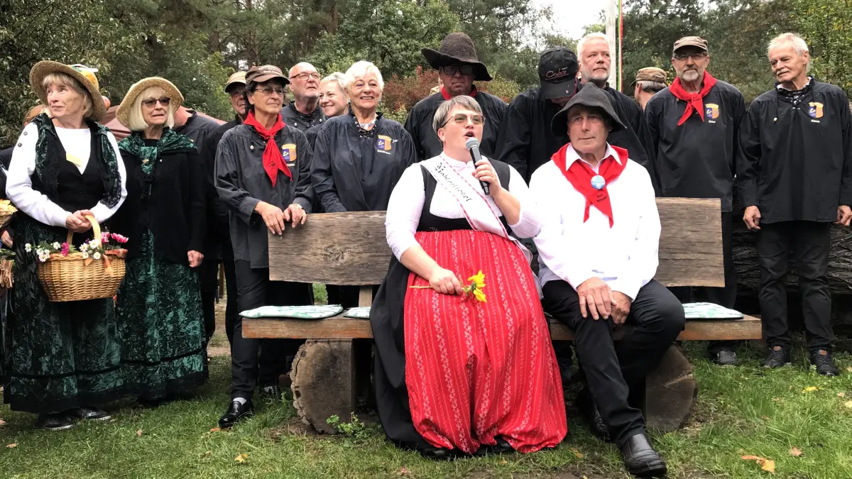 Groß Lindow. 17. Köhlerfest des Kienstubbenvereins am 03.10.2026. Im Bild: Köhlerliesel alias Kristin Fredeland, Vereinsvorsitzende, und der Köhlermeister alias Ralf Raschke begrüßen nach dem Einmarsch die Festgäste. Foto: Frank Groneberg