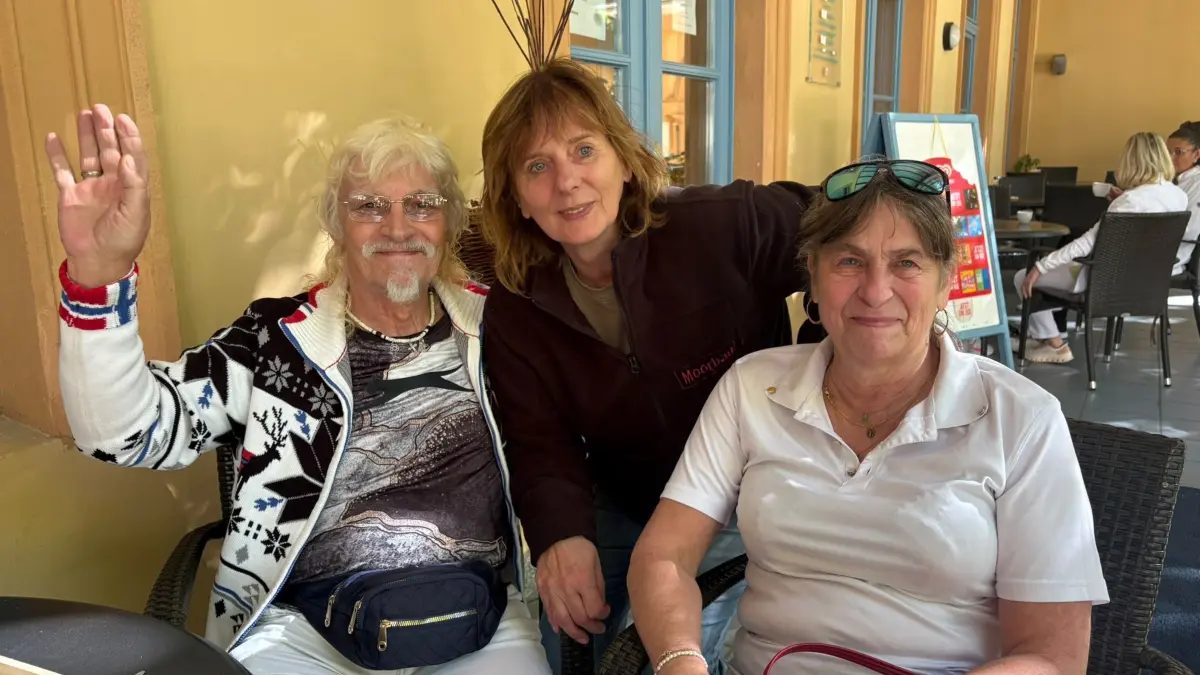 Jubiläum: Sighardt und Petra Sternitzki auf der Terrasse der Cafeteria des alten Kurhauses in Bad Freienwalde, hier mit Britta Plate (Mitte), Mitarbeiterin in der Villa Regina, dem Gästehaus der Fachklinik. Das Paar aus Fürstenwalde hat Grund zum Feiern.
