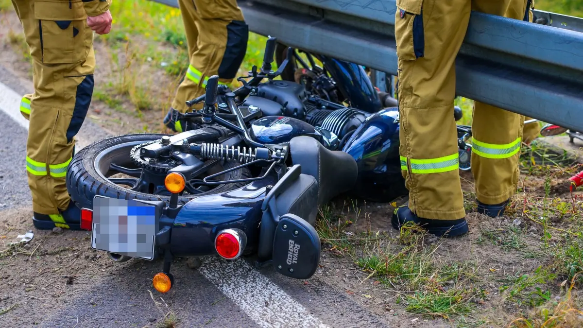 Im Kreuz Oranienburg auf der A10 bei Birkenwerder ist ein Mann mit seinem Motorrad von der Fahrbahn abgekommen. Er und seine Mitfahrerin wurden dabei verletzt.
