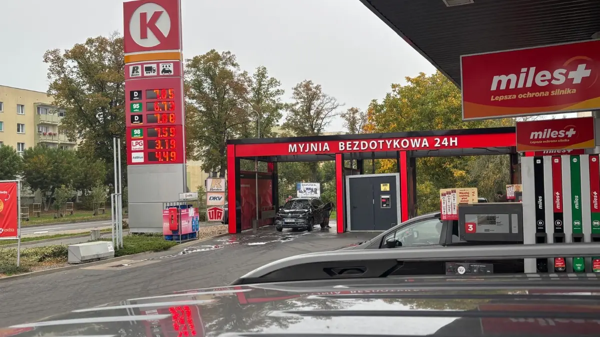 An einer Tankstelle in Slubice fielen die Preise für Benzin und Diesel über Nacht um rund 30 Cent.