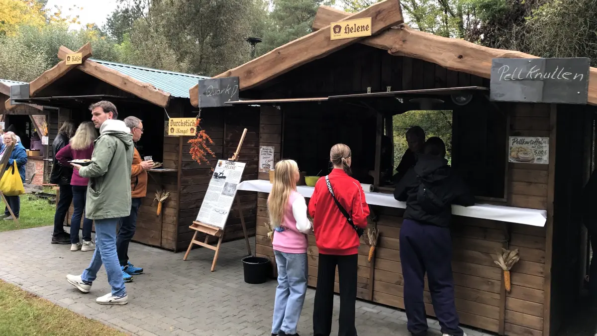 Groß Lindow. 17. Köhlerfest des Kienstubbenvereins am 03.10.2026. Im Bild: Erstmals werden die neuen Hütten "Katja" und "Helene" des Vereins genutzt. Foto: Frank Groneberg