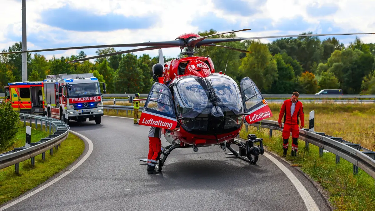 Der schwer verletzte Motorradfahrer musste mit dem Hubschrauber in ein Krankenhaus geflogen werden.