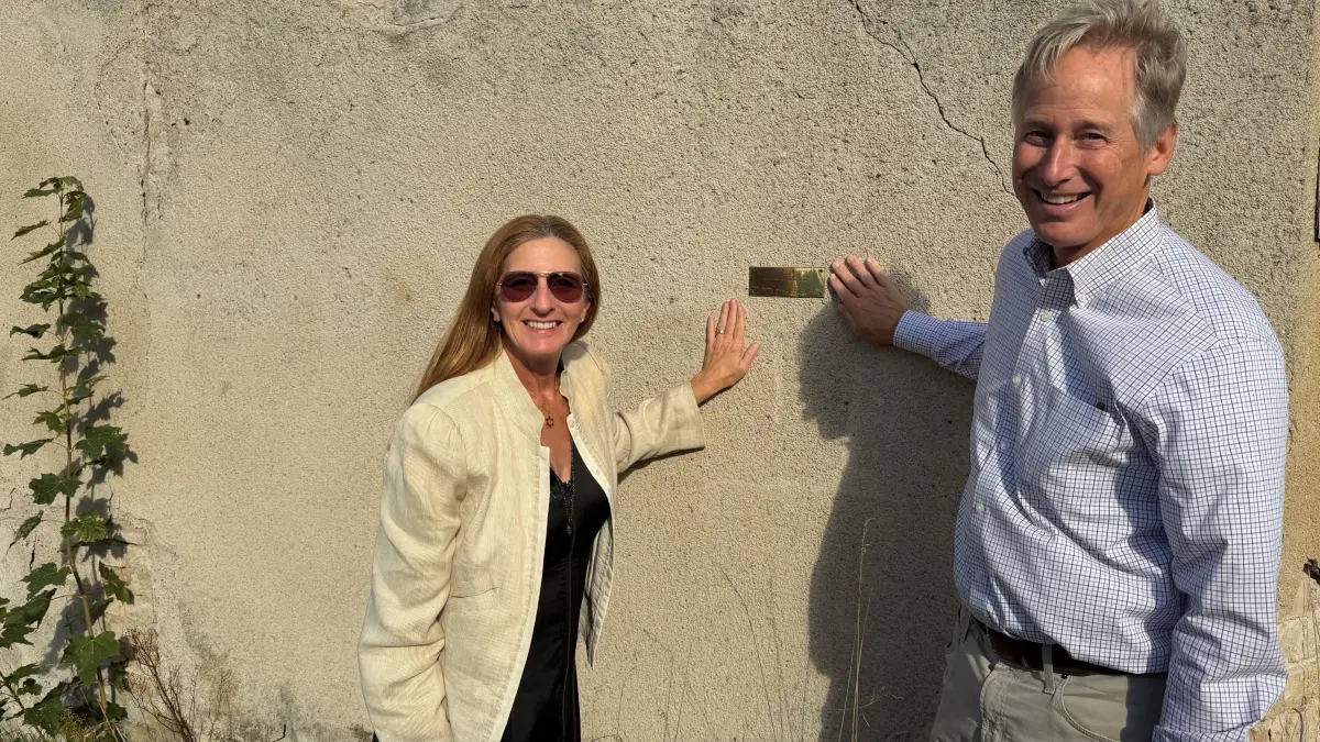 US-Regisseurin Beth Lane und ihr Mann Joel Moody an der Gedenktafel in Worin. Hier wurde einst Lanes Mutter mit ihren sechs Geschwistern versteckt. Ohne den Mut von Paula und Arthur Schmidt hätte es auch viele ihrer Nachfahren womöglich nie gegeben.
