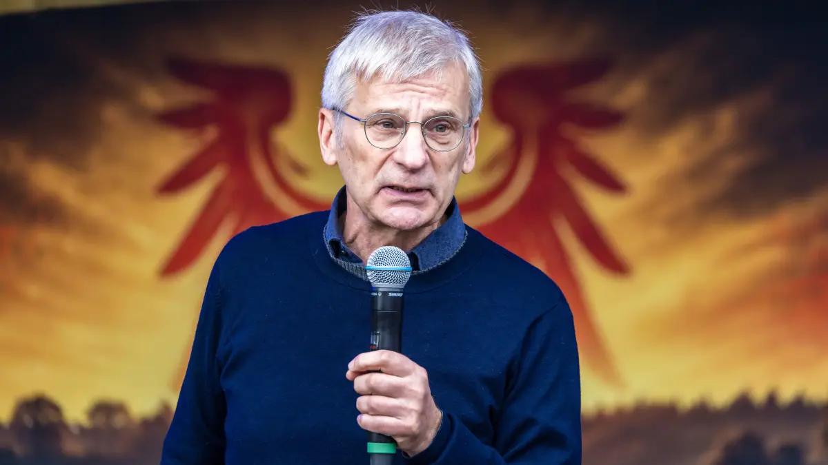 Veranstaltungen zum Tag der Deutschen Einheit - AfD in Fürstenwalde: Hans-Christoph Berndt, Brandenburger AfD-Fraktionsvorsitzender, spricht zu Veranstaltungsteilnehmern.
Zum Tag der Deutschen Einheit hat die Brandenburger AfD-Spitze nach Fürstenwalde eingeladen. Gastredner ist der Thüringer AfD-Chef Höcke.