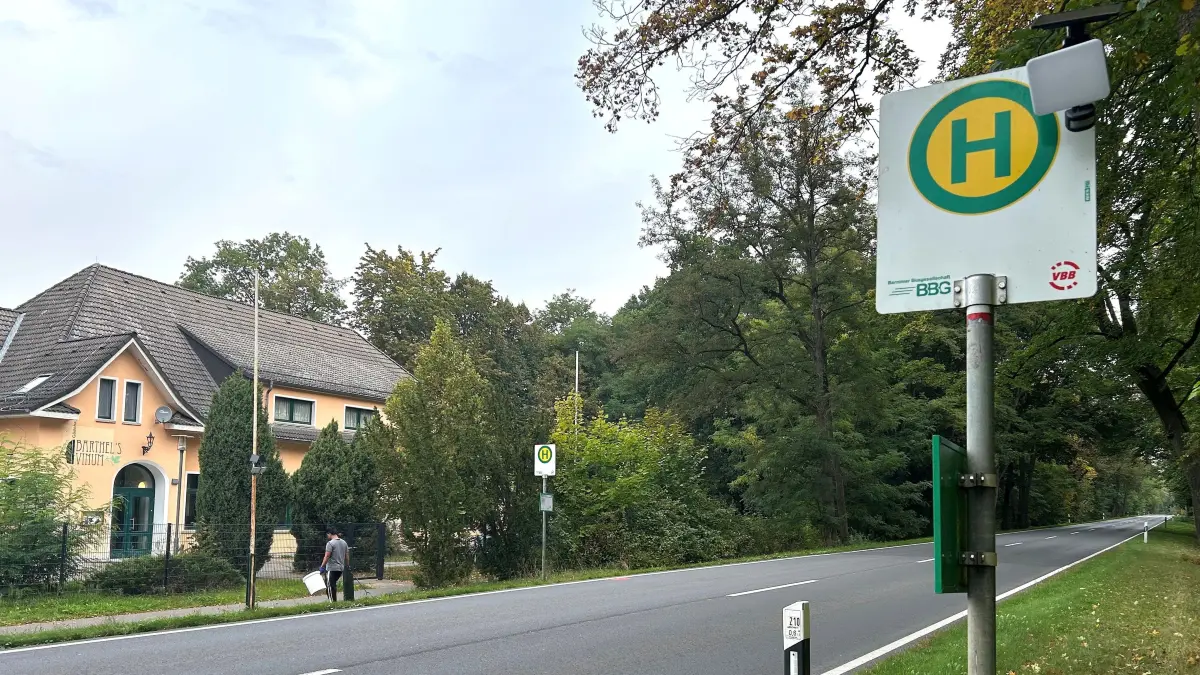Haltestelle am Haus am Stadtsee: Hier ist das Kind am 29. September gegen 13:20 Uhr aus einem Linienbus ausgestiegen und kurz danach mit für ihn bösen Folgen hinter dem Bus auf die Fahrbahn gelaufen.