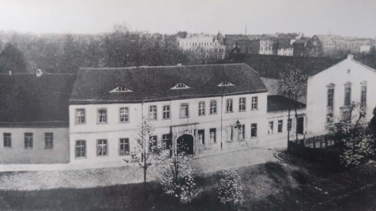 Erst Veranstaltungshaus und Kino, dann Schulsporthalle: das Gesellschaftshaus am Altstädter Platz in Fürstenwalde, hier zu sehen auf einem historischen Foto.