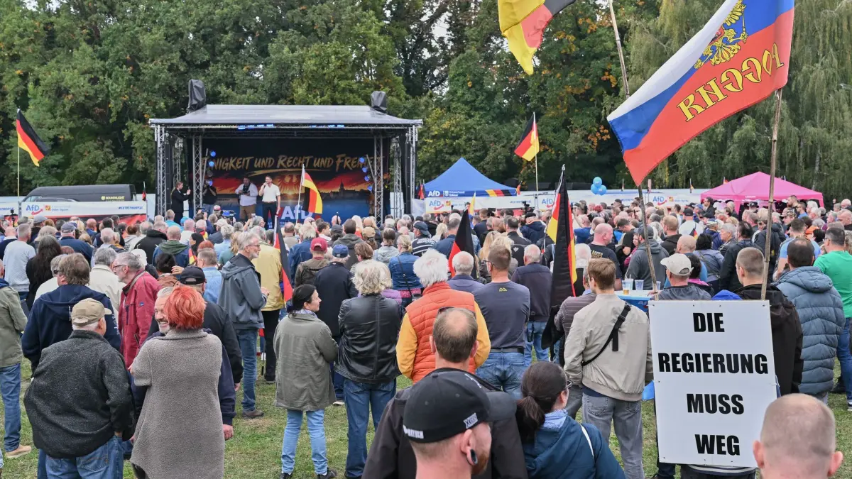 AfD Veranstaltung in Fürstenwalde: Viele Menschen nehmen an einer AfD-Veranstaltung zum Tag der Deutschen Einheit teil. Ein geplanter Auftritt von Thüringens AfD-Landeschef Björn Höcke am Tag der Deutschen Einheit löst Anti-AfD-Proteste im ostbrandenburgischen Fürstenwalde aus. (zu dpa: «Polizei geht Angriffen auf YouTubern nach und prüft Kritik»)