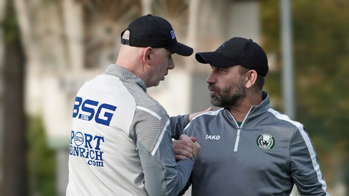 Fussball : Eberswalde, Landespokal Brandenburg, Preussen Eberswalde - Stahl Brandenburg, die Trainer Robert Pocrnic und Steffen Sasse
FOTO BENK 03.10.2026