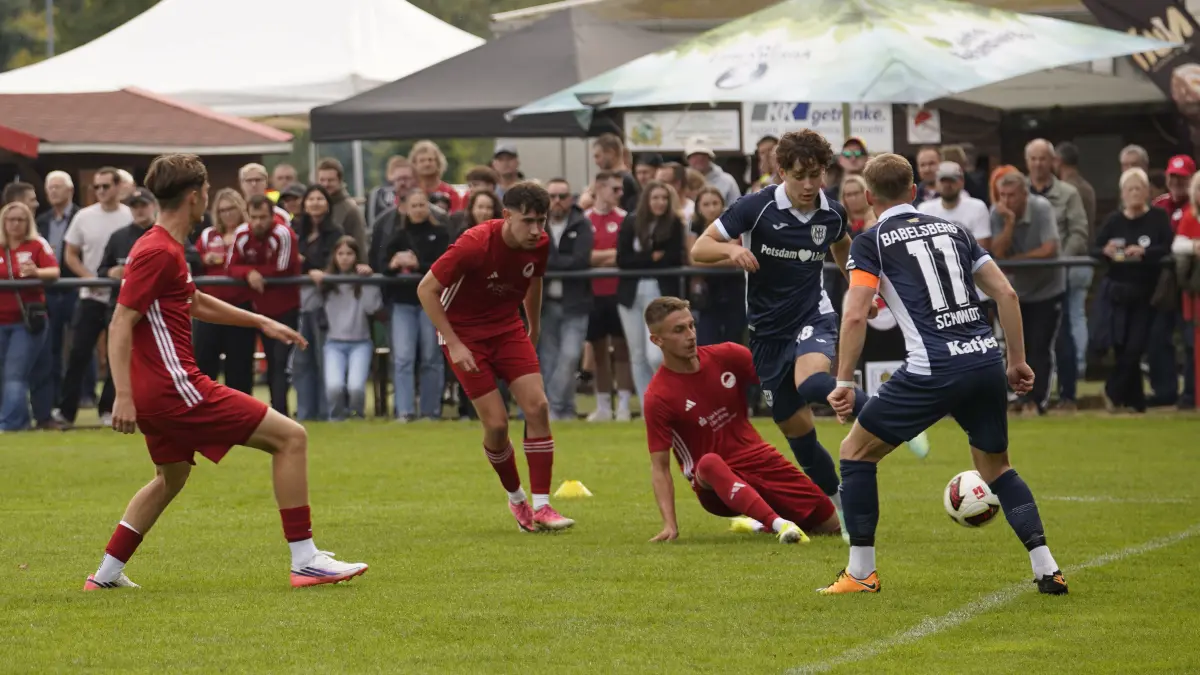 670 Zuschauer erlebten am Sonntag das Achtelfinale im Landespokal zwischen dem VfB Hohenleipisch gegen den SV Babelsberg. Erst in der 2. Halbzeit fielen Tore, dann aber reichlich.