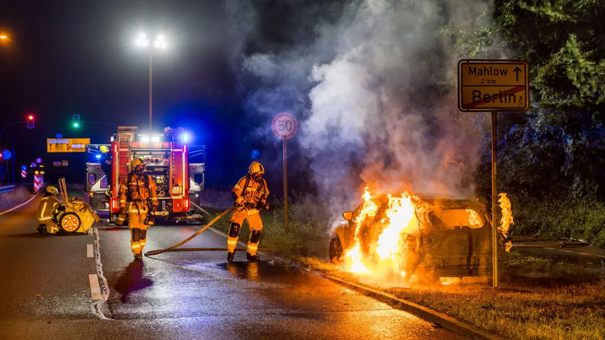 In Mahlow und Blankenfelde brannte ein Auto aus, die Feuerwehr löschte den Brand. Kurz darauf war ein Wohnmobil betroffen.