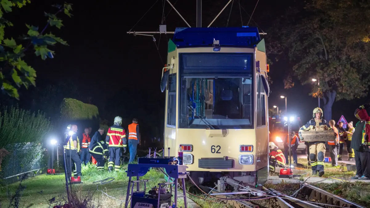 In Schöneiche ist auf der Linie 88 eine Straßenbahn entgleist. Die genaue Unfallursache muss noch ermittelt werden.