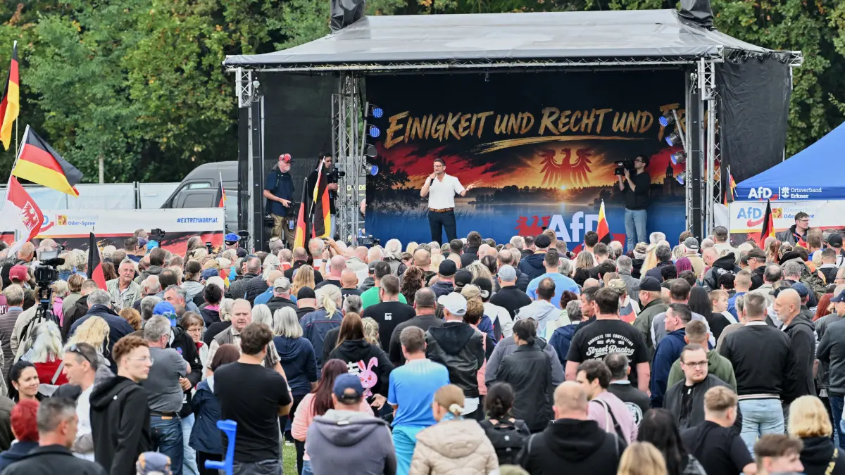 Menschen nehmen an einer AfD-Veranstaltung zum Tag der Deutschen Einheit teil. Am Rande des Auftritts von Thüringens AfD-Landeschef Björn Höcke kam es zu gewaltsamen Angriffen.