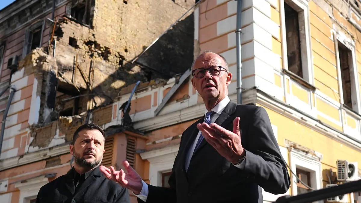 Bundeskanzler Merz reist in die Ukraine: Bundeskanzler Friedrich Merz (r, CDU) und Wolodymyr Selenskyj (l), Präsident der Ukraine, stehen am zerstörten Gebäude der Nationalen Akademie der Wissenschaften. In Kiew hatte Ende September ein russischer Angriff das Gebäude der Nationalen Akademie der Wissenschaften getroffen. (zu dpa: «Merz unterstützt Ukraine – und appelliert an Putin»)