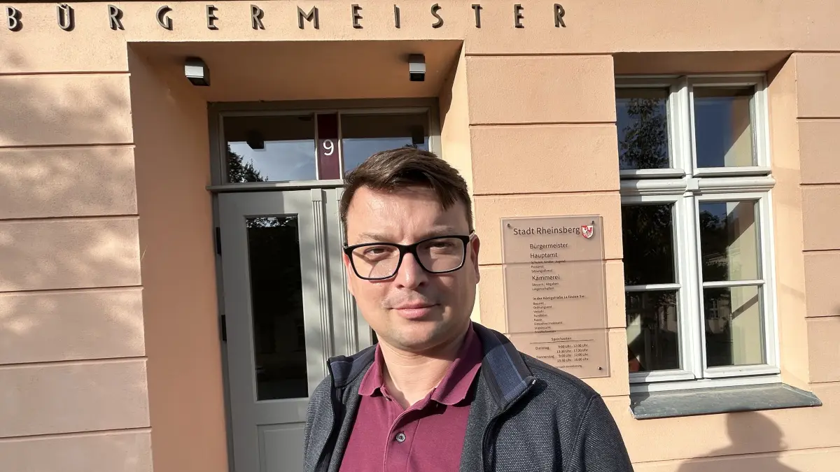 Frank-Rudi Schwochow (BVB/Freie Wähler) ist 2025 zum Bürgermeister von Rheinsberg wiedergewählt worden. Was seitdem passiert ist und was er zu seinen Gerichtsprozessen und OPR-Landrat Ralf Reinhardt sagt.