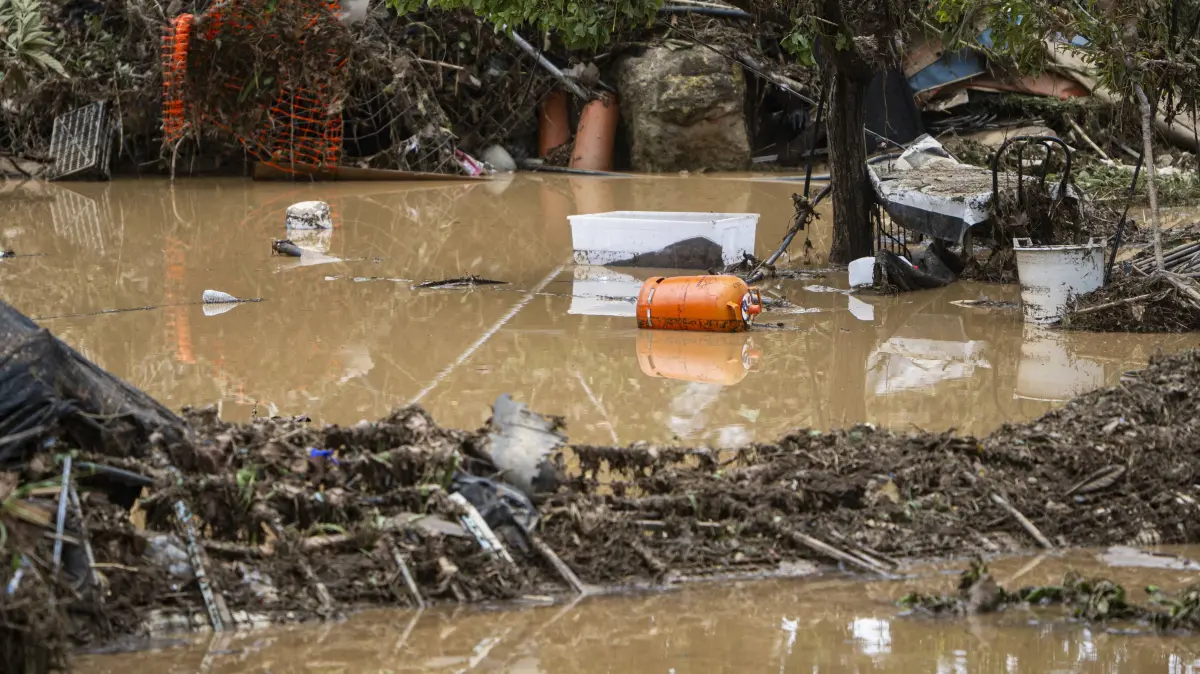 2 people killed as heavy rain hits parts of Spain: 2 people killed as heavy rain hits parts of Spain BARCELONA, SPAIN - OCTOBER 4: Floodwaters submerge streets following severe torrential rainfall in Montornes del Valles, Barcelona, Spain on October 4, 2026. Heavy rains triggered widespread flooding across Catalonia, leaving at least two people dead and one missing as emergency services responded to widespread disruptions. Lorena Sopena Lopez / Anadolu Barcelona Spain. Editorial use only. Please get in touch for any other usage. PUBLICATIONxNOTxINxTURxUSAxCANxUKxJPNxITAxFRAxAUSxESPxBELxKORxRSAxHKGxNZL Copyright: x2026xAnadoluxLorenaxSopenaxLopezx