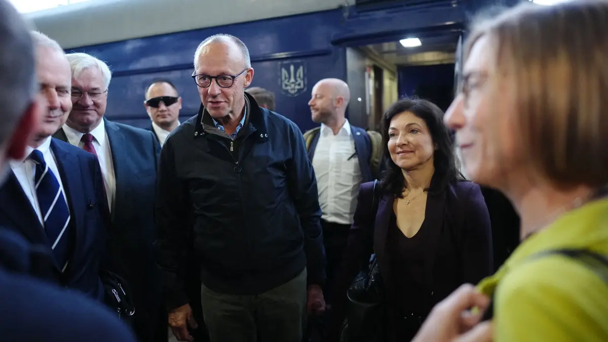 Bundeskanzler Merz reist in die Ukraine: Bundeskanzler Friedrich Merz (CDU) kommt am frühen Morgen auf dem Hauptbahnhof der ukrainischen Hauptstadt Kiew an. (zu dpa: «Merz in der Ukraine: Weitere Militärhilfe geplant»)
