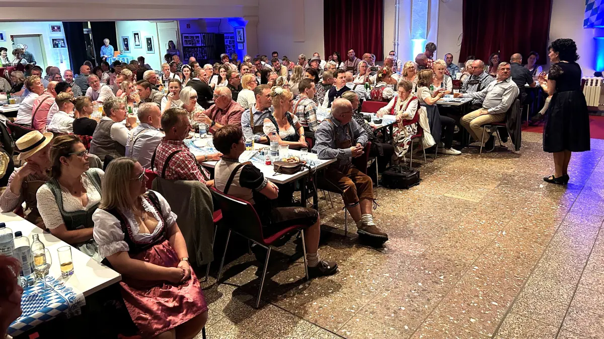 Wiesn im Kulturbahnhof: Simone Blum (r.), die künstlerische Leiterin der Waggon-Komödianten, des traditionsreichen Kinder- und Jugendtheaters in Eberswalde, schwört das Publikum auf das Finower Oktoberfest ein.