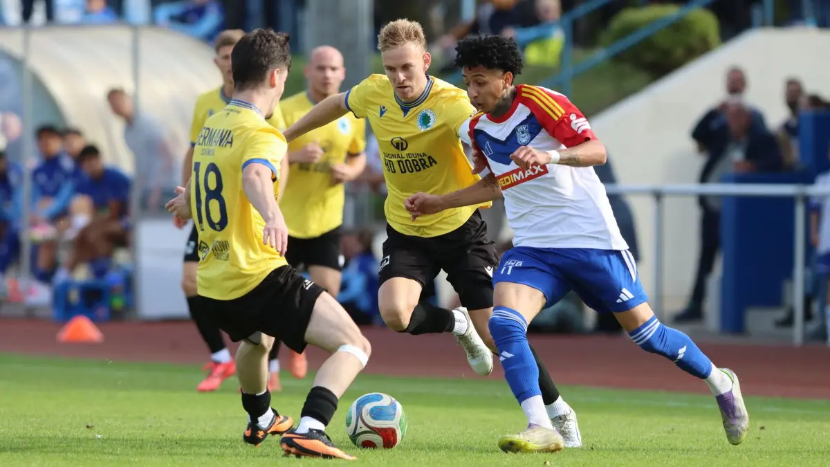 Fußball Landespokal Achtelfinale MSV Neuruppin gegen Germania Schöneiche 2:1 (1:1), Kevin Godinhi (in Weiß) gegen Pierre Vogt (Mitte) und Florian Lekaj (links)