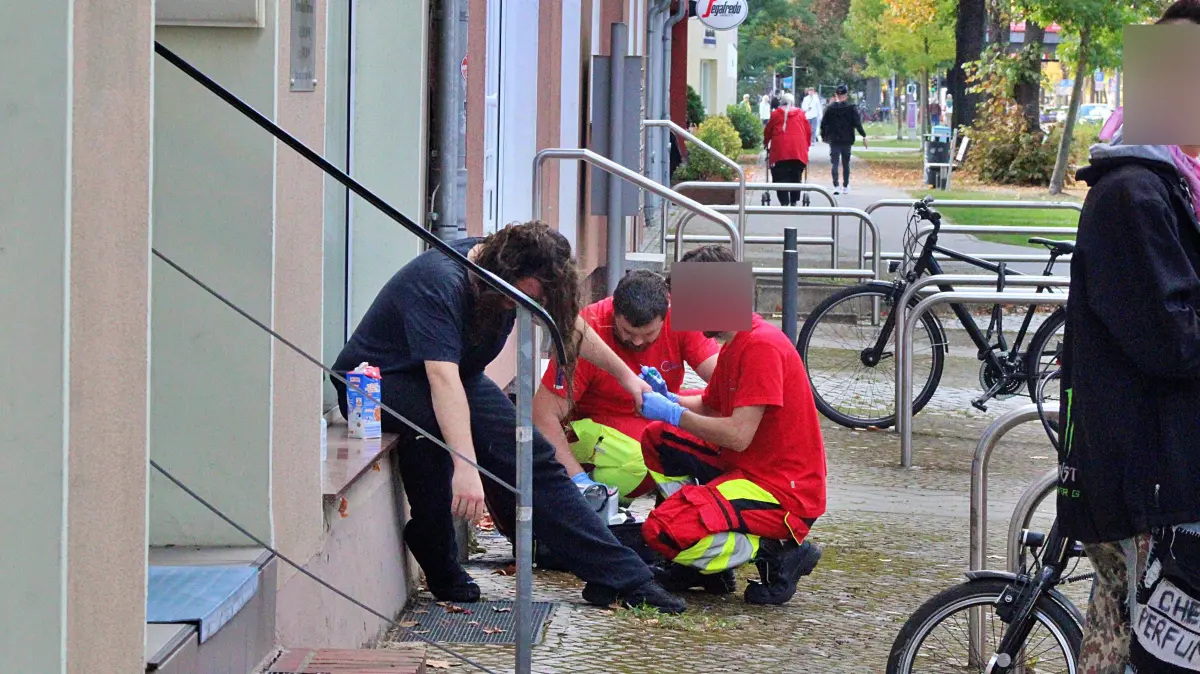 Bei dem Angriff wurden zwei Personen verletzt und mussten ärztlich behandelt werden.