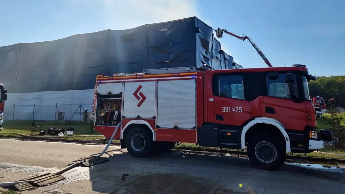 In Słubice bei Frankfurt (Oder) stand in der Nacht eine Lagerhalle in Flammen. Noch immer ist die Feuerwehr mit Nachlöscharbeiten beschäftigt.