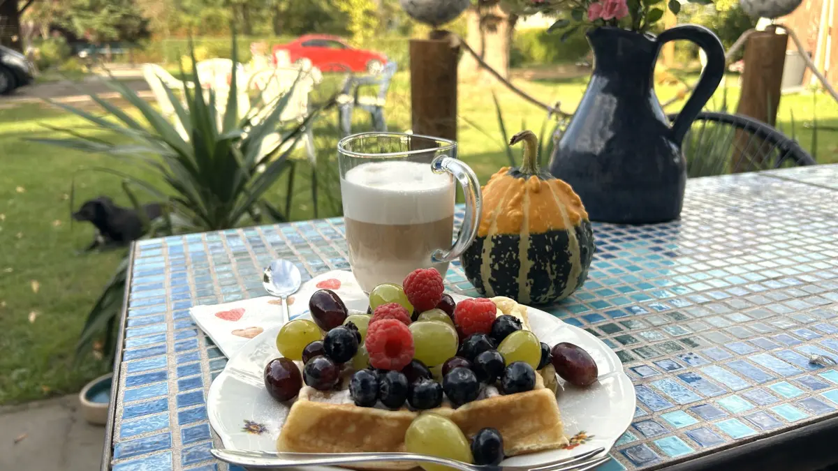 In der Keramikscheune Kyritz gibt es hausgemachte, frische Waffeln mit Obst.