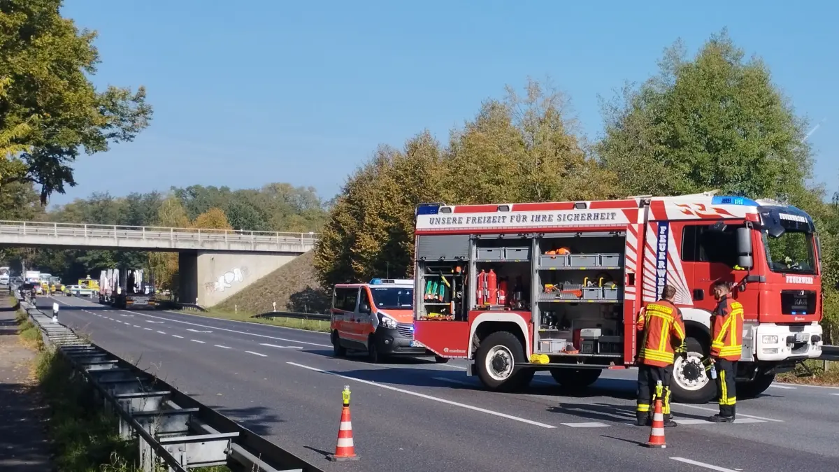 Beeskower Feuerwehr sperrt die B87 in beide Richtungen nach einem Unfall