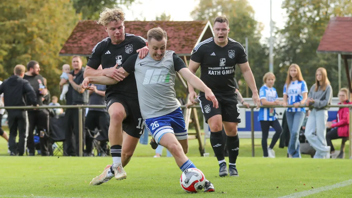 Schönow, 3.10.2026: Fußball, Landesliga Nord, Schönower SV - FC Schwedt, Mick Protschko vs Eryk Michal Madera