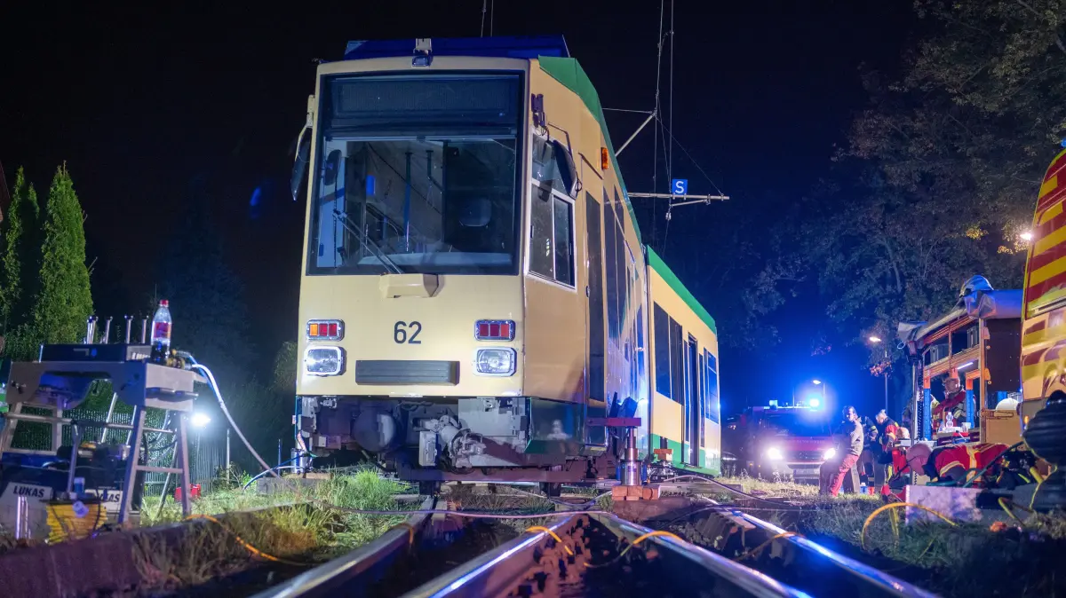 Unfall auf der Linie 88: Zwischen Rüdersdorf und Schöneiche bei Berlin ist am Freitagabend (2.10.) eine Straßenbahn entgleist. Inzwischen gibt es weitere Details.
