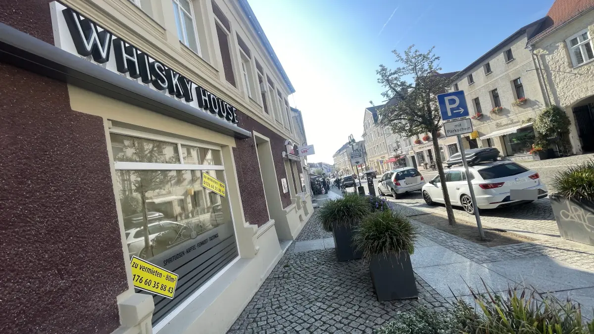Vor Kurzem erst geschlossen worden: das Whisky House in der Altstadt von Strausberg, in der sich auch die Postfiliale befand. Sehen die Bürgermeisterkandidaten Möglichkeiten, auf die Belebung der Innenstadt Einfluss zu nehmen?
