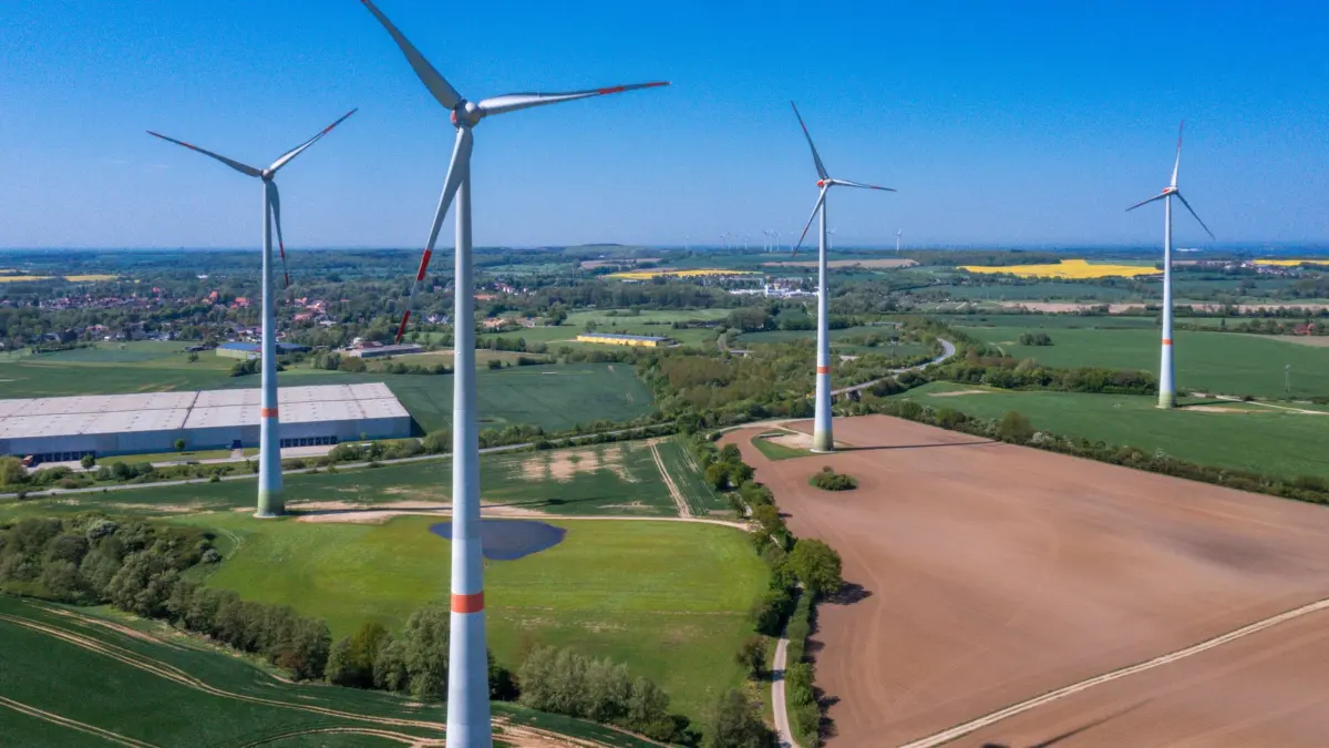 Windkraftnutzung in Mecklenburg-Vorpommern: ARCHIV - 02.05.2024, Mecklenburg-Vorpommern, Schönberg: Windräder drehen sich in einem Energiepark und erzeugen Strom. (Luftaufnahme mit einer Drohne). (zu dpa: «Rot-rot-grüner Bündnisplan weckt in Windbranche Hoffnungen») Foto: Jens Büttner/dpa +++ dpa-Bildfunk +++