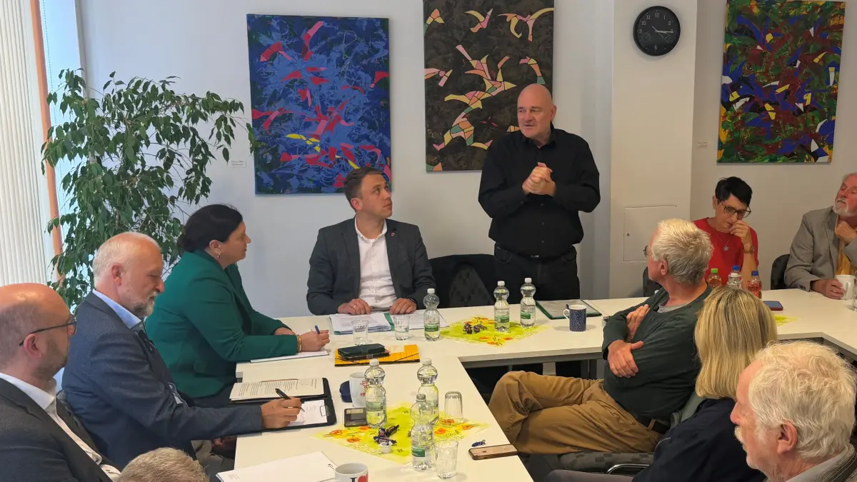 Brandenburgs Verkehrs- und Infrastrukturminister Robert Crumbach (SPD) stellt sich in Müncheberg den Fragen und Forderungen aus dem östlichen Oderland. Im Mittelpunkt steht die Zukunft der Ostbahn, aber auch RB60, Wriezener Bahn und B1 kommen zur Sprache.