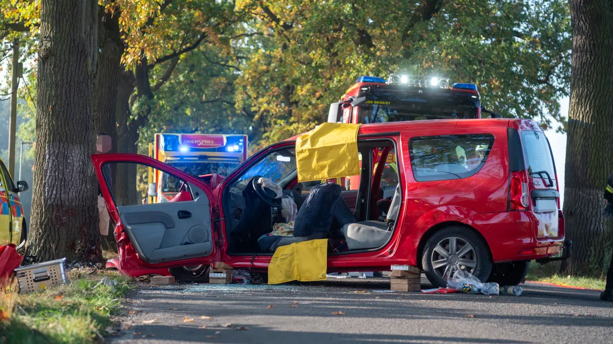 Unfall in Schöneiche bei Berlin: Einsatzkräfte der Feuerwehr befreiten die Fahrerin aus ihrem Auto.