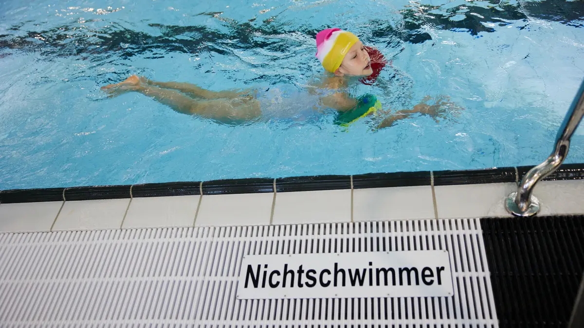 Kinder nehmen an einem Schwimm-Intensivkurs im Stadtbad Tiergarten teil. In den ersten fünf Ferienwochen haben genau 2.330 Kinder teilgenommen und insgesamt 700 Seepferdchen, 745 Bronze- und 207 Silber-Abzeichen abgelegt. +++ dpa-Bildfunk +++