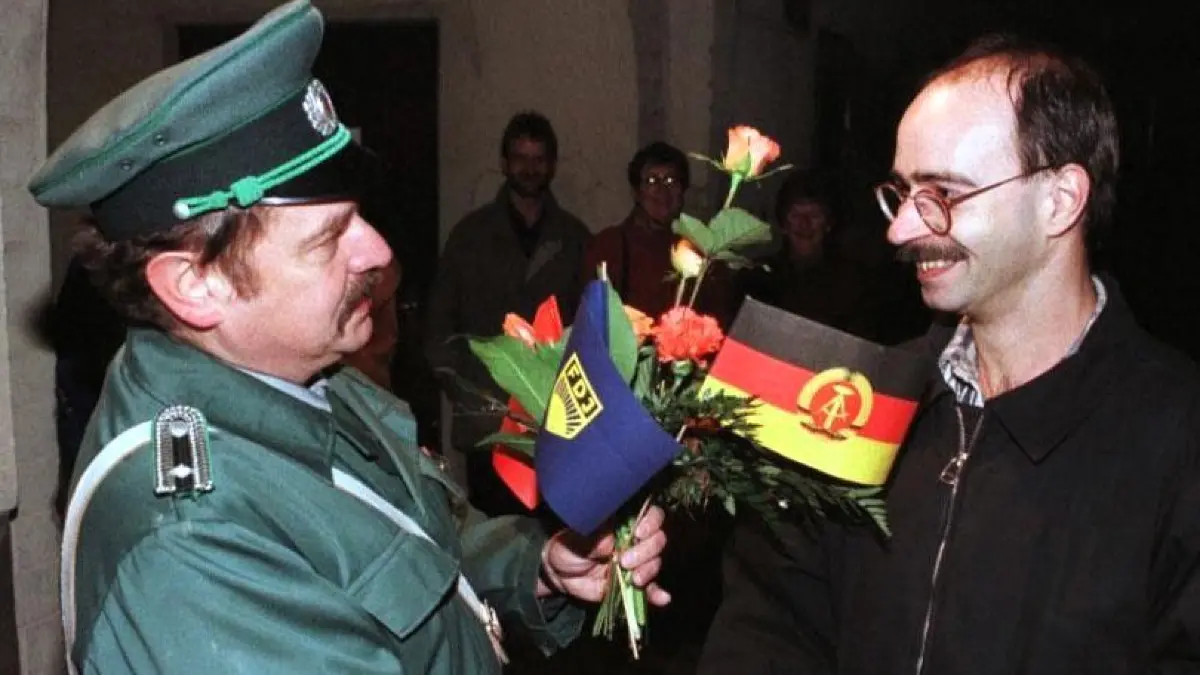 Volkspolizist“ Wolfgang Flieder begrüßte 1994 in „Made in GDR“ einen verdienstvollen Werktätigen des Volkes.