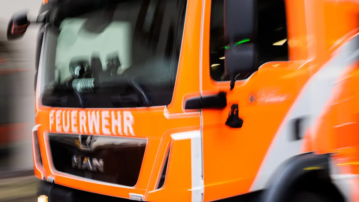 Ein Feuerwehrfahrzeug fährt zu einem Einsatz. In Marzahn hat es laut Gewerkschaft der Polizei einen weiteren Brandanschlag gegeben. Der Brand ereignete sich in einem speziellen Umfeld. (Symbolbild)