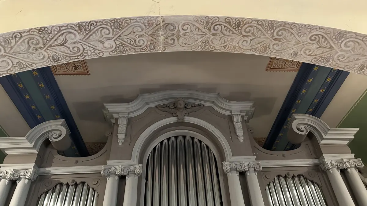 Von diesen floralen Mustern gibt es noch mehr an der Decke in Niederlehmer Dorfkirche - versteckt unter grüner Farbe.