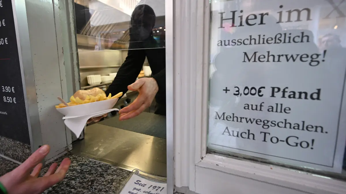 Pommes und Burger vom Teller statt von der Pappe: Andernfalls fällt in Potsdam jetzt Verpackungssteuer an. Was sich die Imbiss-Besitzer in der ersten Woche so alles anhören müssen. (Symbolbild)
