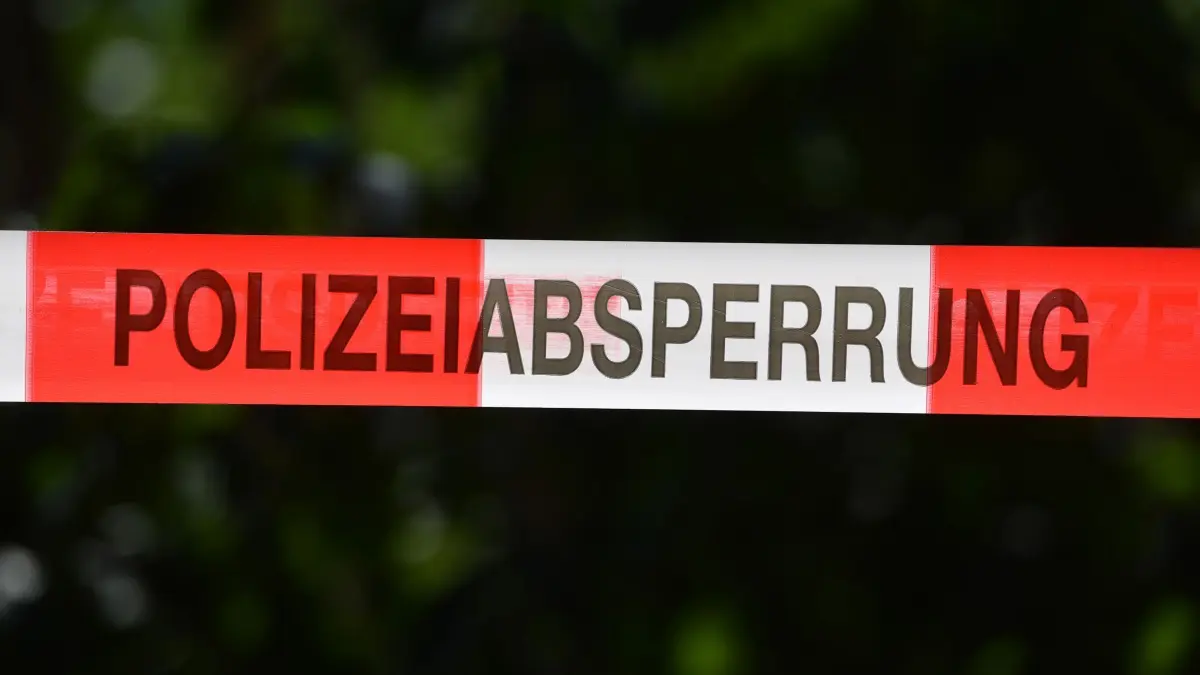 Polizeiabsperrung: ARCHIV - 06.08.2020, ---: ILLUSTRATION - Ein Absperrband der Polizei sichert einen Tatort. (zu dpa: «Skelettierte Leiche in Wald nahe der Elbe gefunden») Foto: Hendrik Schmidt/dpa +++ dpa-Bildfunk +++