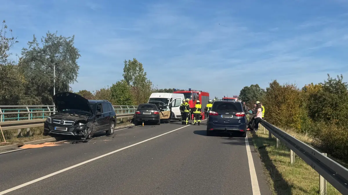 Auf der Müllroser Chaussee zwischen Markendorf und Frankfurt (Oder) kam es zu einem Verkehrsunfall mit drei Fahrzeugen. Was genau passiert ist.