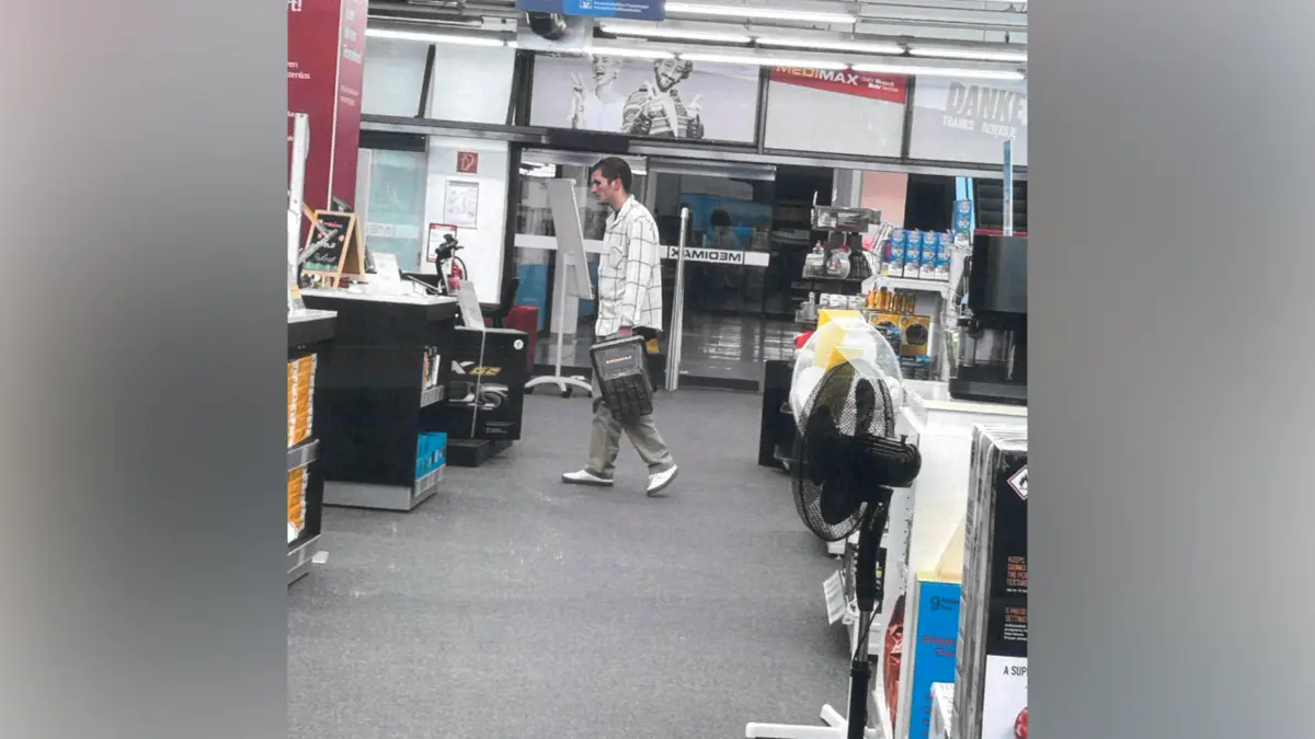 Die Polizeidirektion Ost sucht nach diesem Mann, der im vergangenen Jahr mit einem Komplizen in einem Elektromarkt im SMC mehrere Smartphones und Kopfhörer hat mitgehenlassen. lassen.