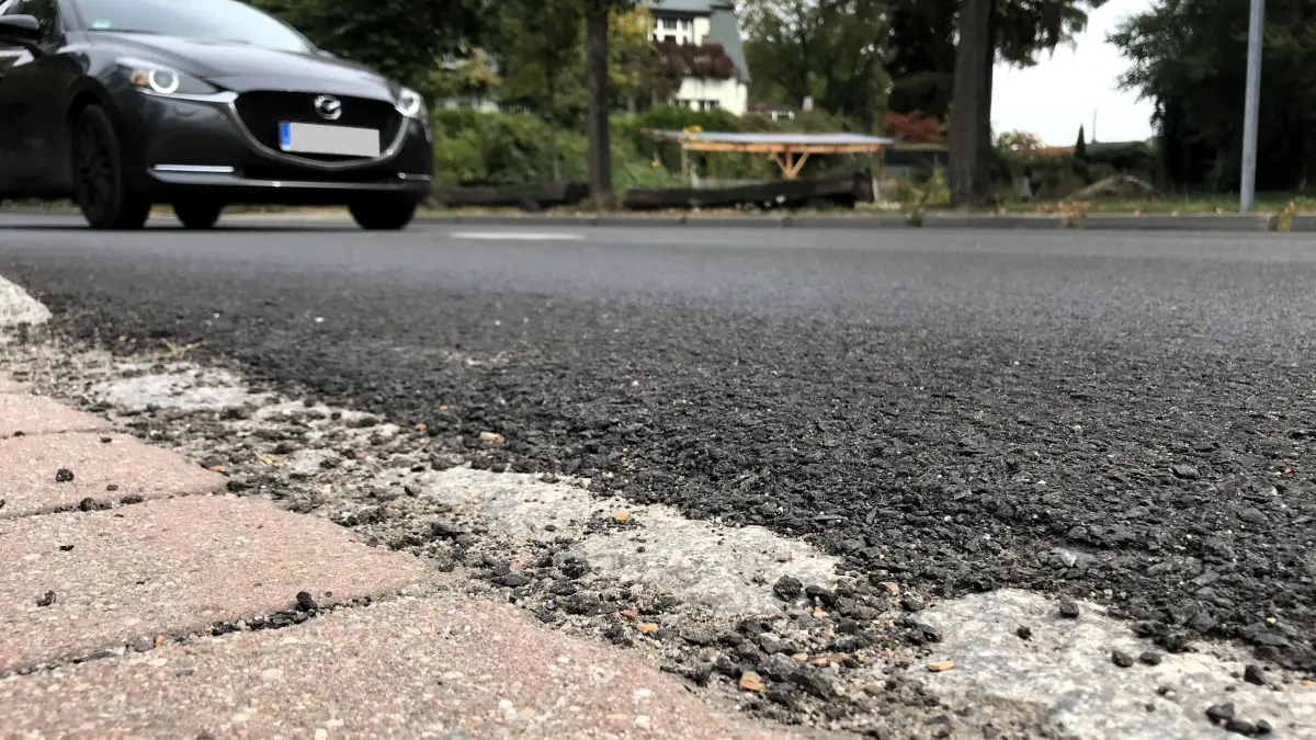Müllrose. Mixdorfer Straße. Nach der Neuasphaltierung ist die Fahrbahn stellenweise höher als die Grundstückszufahrten. Bei starkem Regen würde das Regenwasser auf die Grundstücke laufen. Foto vom 02.10.2026. Foto: Frank Groneberg