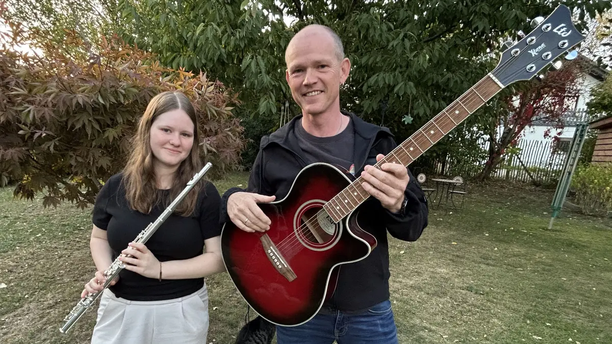 Olaf Gaetke ist Polizist in Neuruppin und tritt als Musiker in der Region auf. Seine Tochter Nele ist seit 12 Jahren mit dabei. Jetzt möchte sie auch Polizistin werden.