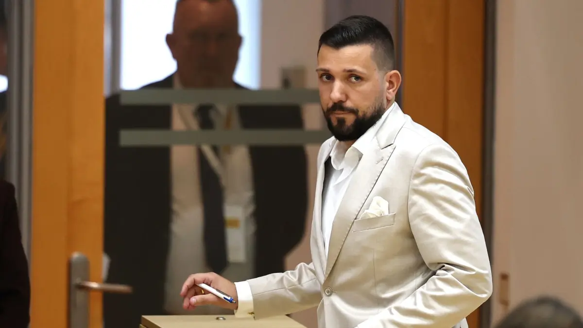 Konstituierende Landtagssitzung in Sachsen-Anhalt: 06.10.2026, Sachsen-Anhalt, Magdeburg: Tobias Rausch (3.v.r, AfD) steht an der Wahlurne während der konstituierenden Sitzung des Landtags von Sachsen-Anhalt. In der konstituierenden Sitzung des Landtags in Sachsen-Anhalt ist geplant, den neuen Landtagspräsidenten zu wählen. Foto: Jan Woitas/dpa pool/dpa +++ dpa-Bildfunk +++