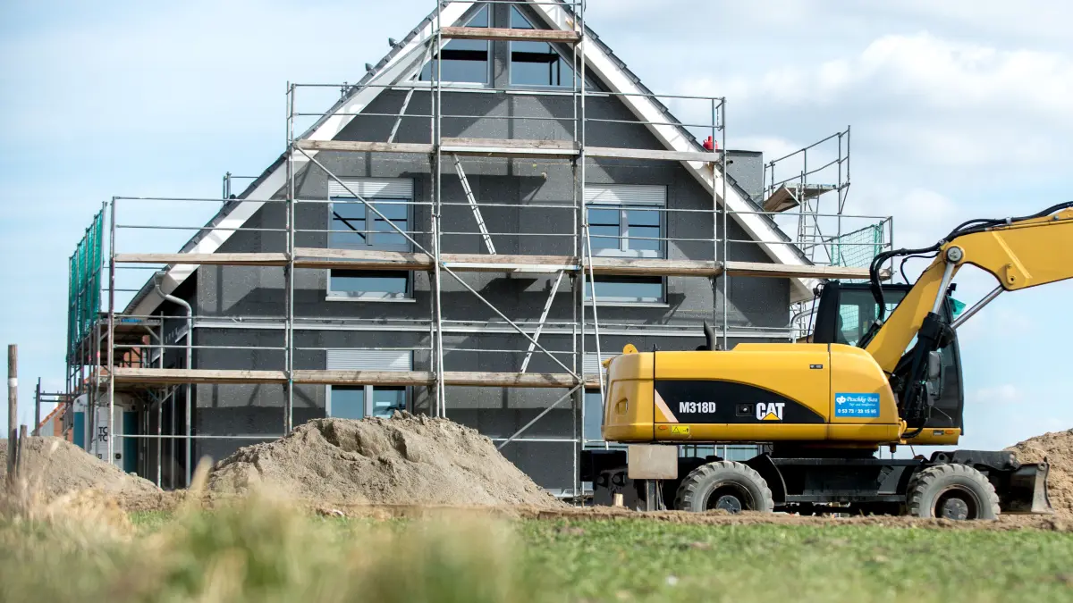 ARCHIV - «Lage, Lage, Lage»: Auch wenn der Satz in der Immobilienwelt quasi Kultstatus hat - manchmal kann es zugunsten niedrigerer Kosten sinnvoll sein, hier ein paar Abstriche hinzunehmen. (zu dpa: «Nicht an falschen Stellen: Beim Hausbau richtig sparen») Foto: Hauke-Christian Dittrich/dpa/dpa-tmn - Honorarfrei nur für Bezieher des dpa-Themendienstes +++ dpa-Themendienst +++