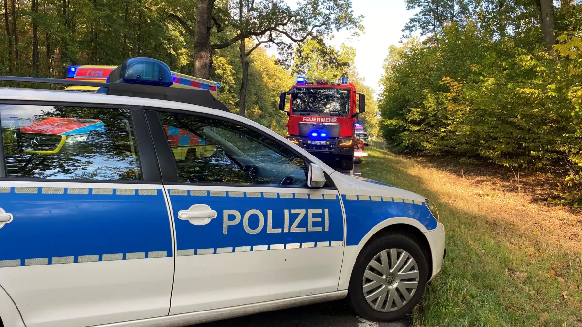 Polizei und Feuerwehr sind auf der B1/B5 in Hoppegarten bei Müncheberg im Einsatz. Die Bundesstraße ist gesperrt.