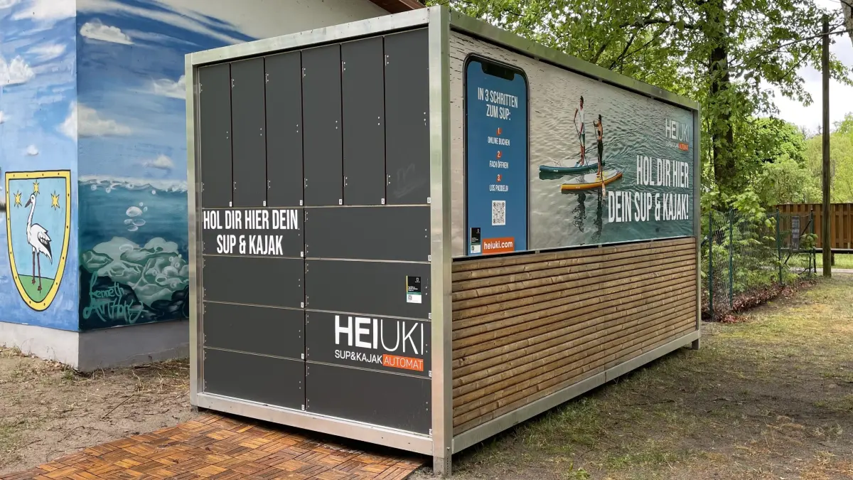 Seeabenteuer und völlig neue Perspektiven versprach Heiuki mit dem SUP & Kajak Automaten am Strand Karlslust am Große Storkower See. Aufgrund zu geringer Nachfrage wird der Automat wieder abgebaut.
