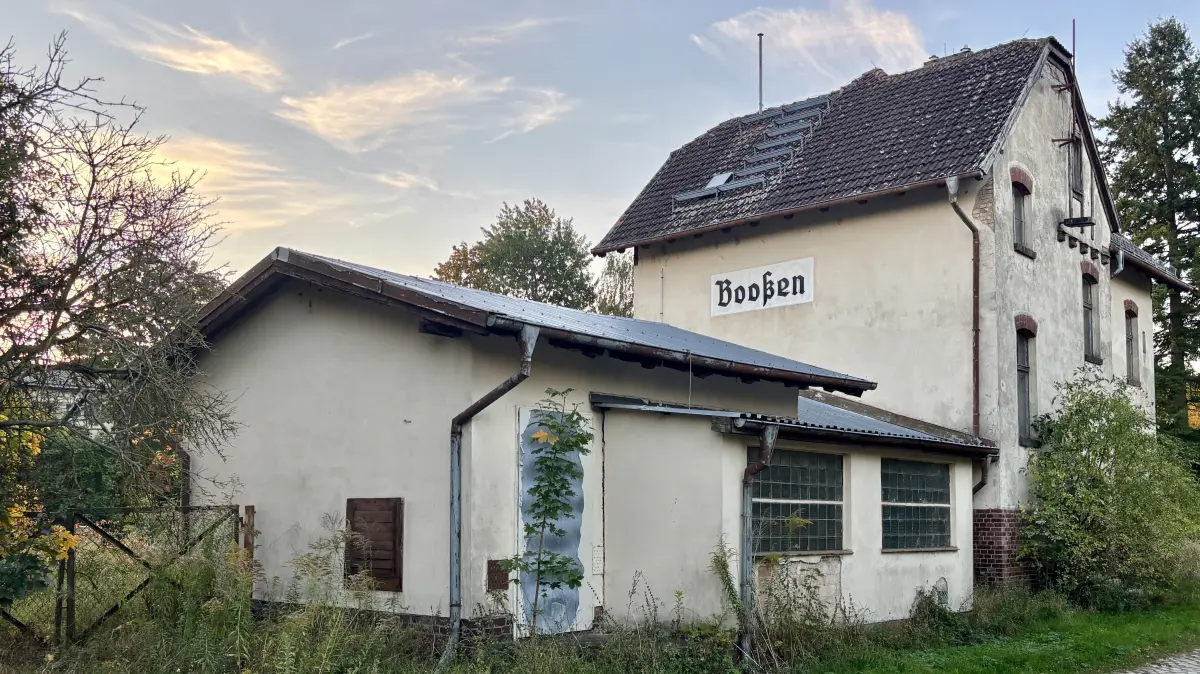 Leerstehendes Bahnhofsgebäude in Booßen bei Frankfurt (Oder)